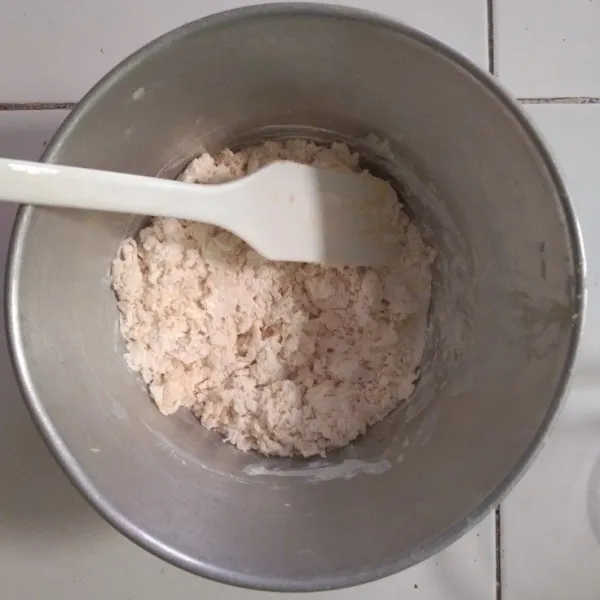 Campurkan tepung terigu protein tinggi, gula, garam, vanila bubuk, air dingin dan telur hingga kalis.