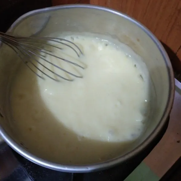 Masukkan susu cair vanilla essens dan gula pasir masak hingga mendidih siapkan kocokan kuning telur bersama larutan maizena kemudian masukkan sambil terus diaduk hingga mengental lalu vla siap disajikan.