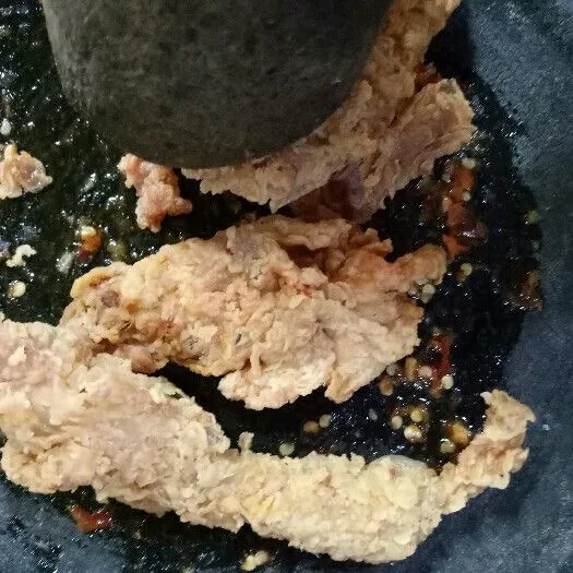 Geprek ayam dan sambal.