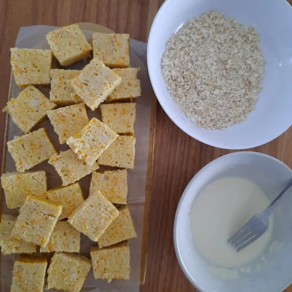 potong-potong nuget sesuai selera. celupkan nuget kedalam adonan celupan, lalu gulingkan kedalam oats sampai terlapis semua sisinya.