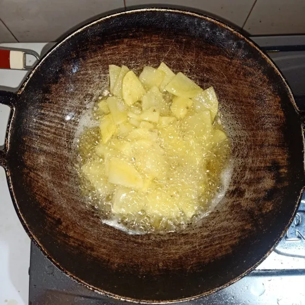 Panaskan minyak, goreng kentang hingga setengah matang, lalu angkat