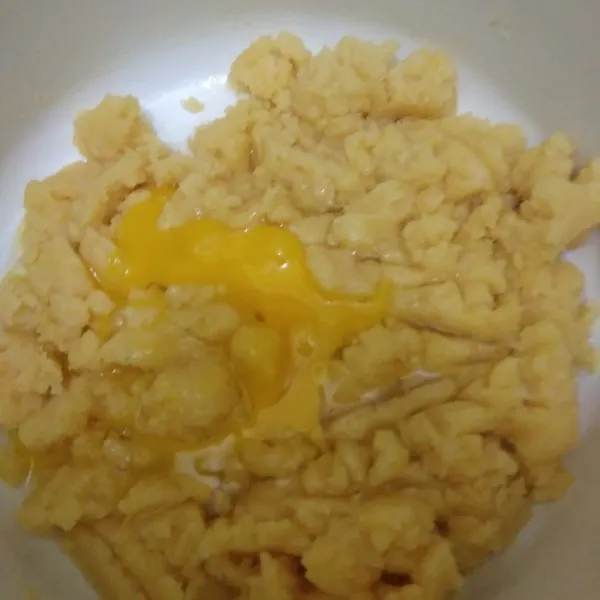 Tambahkan telur (masukkan satu persat), lalu aduk dengan mixer