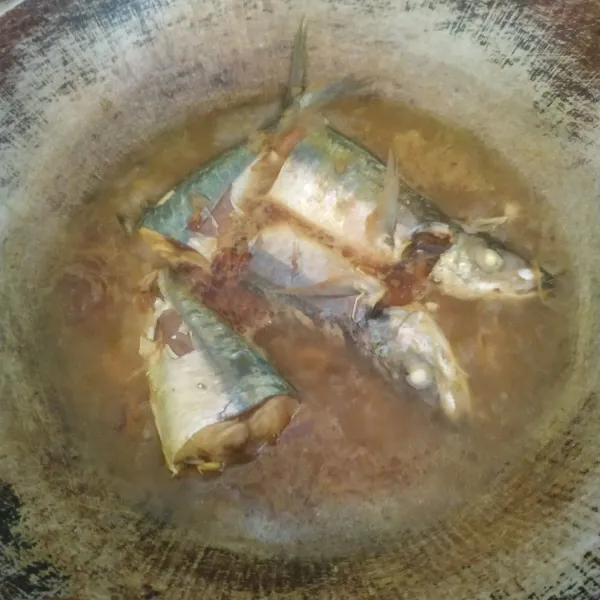 Masak sampai ikan matang. Angkat.