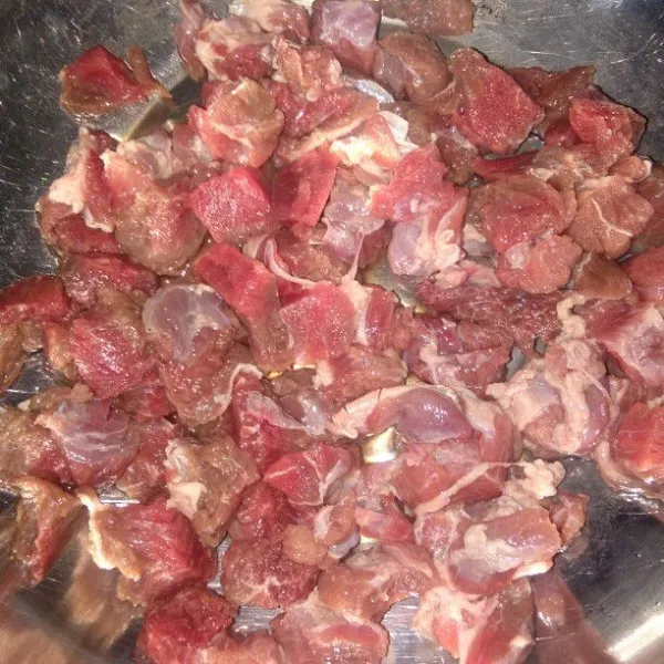 Potong daging sesuai selera