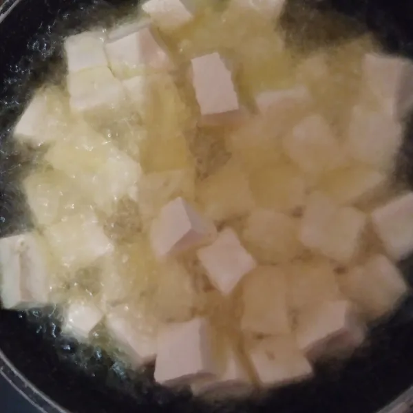 Goreng tahu hingga matang lalu tiriskan.