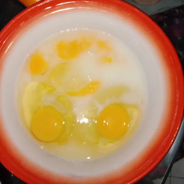 Campurkan telur dan kuning telur, maizena, air, perisa vanilla, dan kental manis kemudian aduk sampai rata
