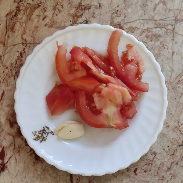 Geprek bawang putih dan iris serong tomat