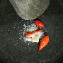 Ulek cabe, garam, gula, dan bawang 1/2 siung. setelah halus siram dengan minyak panas