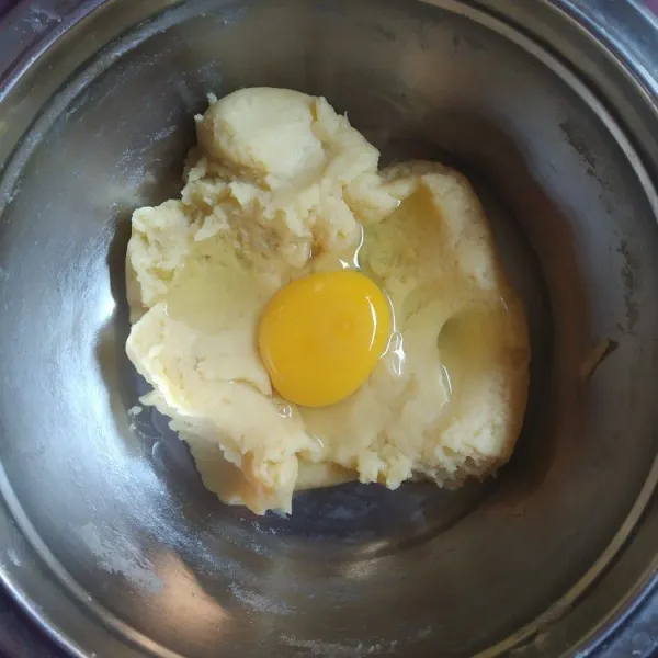 Tunggu adonan menjadi hangat, kemudian masukkan telur satu  per satu, aduk rata.