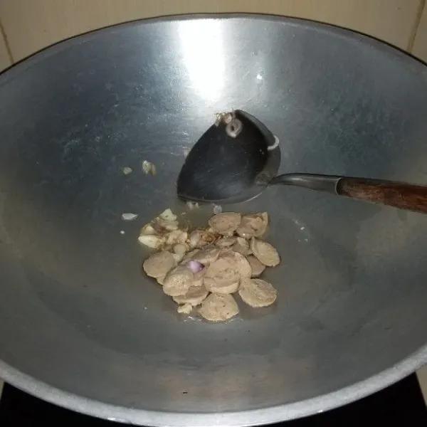 Potong bakso sesuai selera kemudian masukan ke dalam wajan. Tumis sebentar.