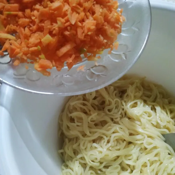 Siapkan wadah, campur mie rebus dengan wortel.