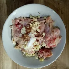 Ayam dipotong sesuai selera. Kemudia dibumbui dengan bawang putih cincang, saus tiram, merica, garam,  dan gula