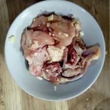 Aduk hingga rata kemudian diamkan minimal 10 menit agar bumbu meresap