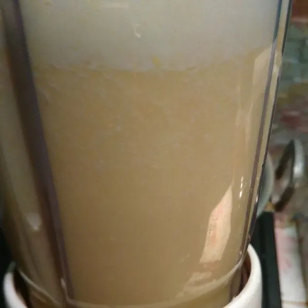 blender setengah bagian jagung bersama bawang putih dan air