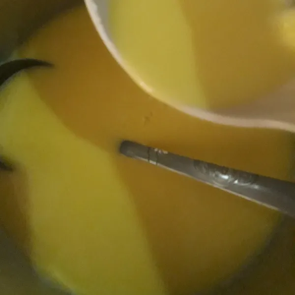 Masak jus buah nanas, air, bubuk agar-agar. Masukan tepung maizena, aduk hingga mengental.