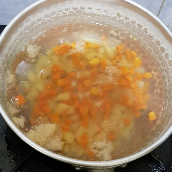 Rebus kentang dan wortel sampai empuk.