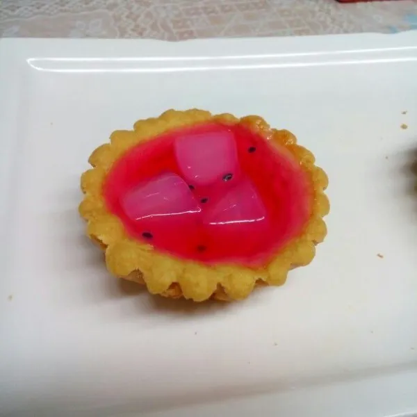 Tuang jelly di atas pie, disimpan di kulkas sejenak lebih nikmat.