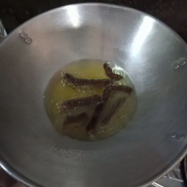 Goreng dengan cara tekan pipig bag sampai keluar adonannya lalu gunting, goreng sampai matang. Sajikan dengan di cocol lelehan coklat.