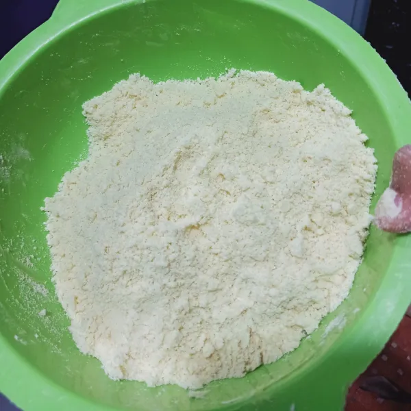Campur tepung terigu, gula halus, susu bubuk dan margarine, aduk hingga bertekstur seperti pasir.