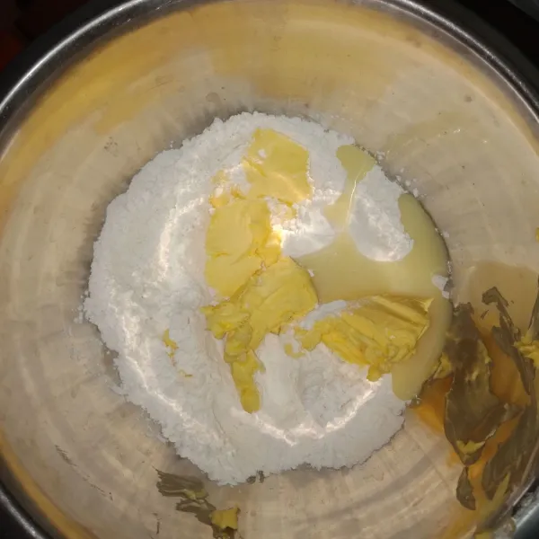 Campurkan tepung terigu, margarin dan kental manis dan aduk sampai rata