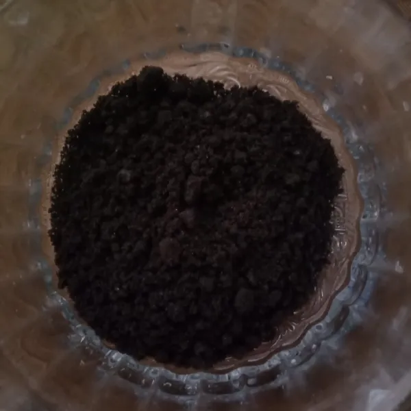 Haluskan keping oreo, dengan di blender atau masuk kan ke dalam plastik lalu dipukul-pukul dengan ulekan sampai halus sisihkan.