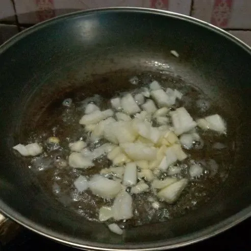 Tumis bawang bombay, bawang putih, lada dan pala dengan 3 sdm minyak goreng.