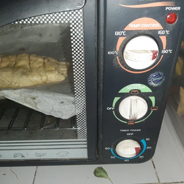 panggang dengan suhu 190 derajat selama 30 menit. jangan lupa kalau ovennya dipanaskan lebih dulu minimal 5 menit ya (sampai sudah mencapai suhu 190 derajat. sajikan :) selamat menikmati :)