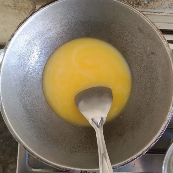 Masukkan margarin dan aduk hingga mendidih.