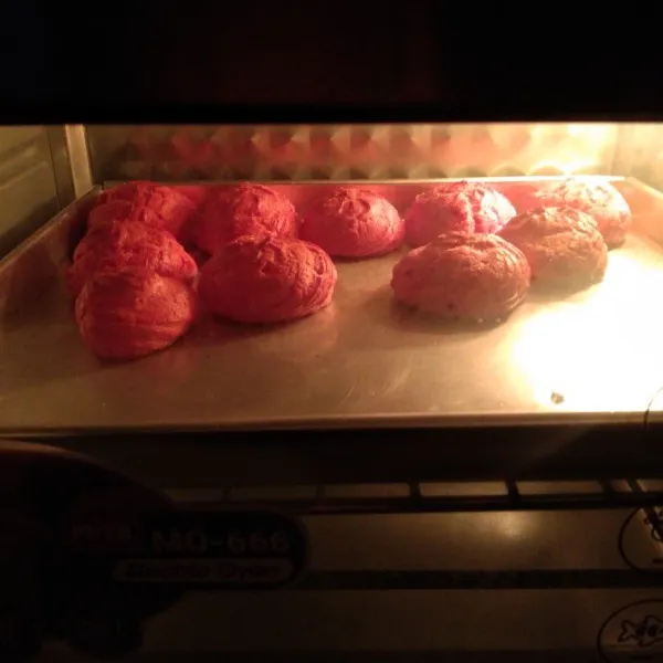 Cetak adonan di atas loyang lalu panggang dengan suhu 200°C selama 30 menit kemudian turunkan suhu ke 180°C tunggu hingga buih dalam soes hilang lalu matikan oven.