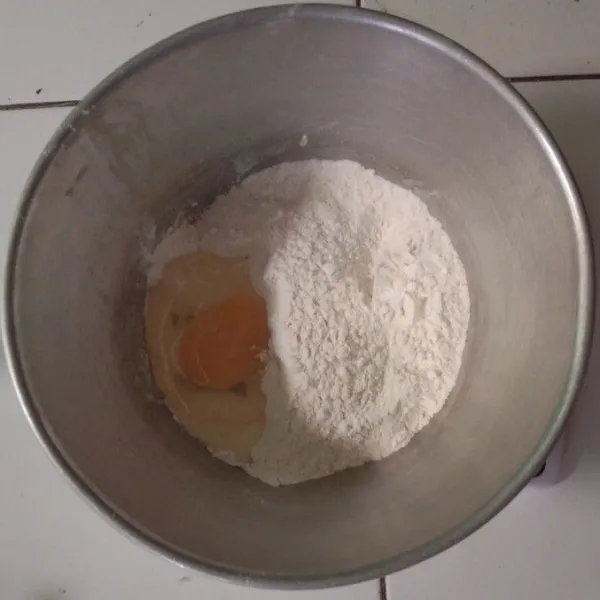 Campurkan tepung terigu protein sedang, gula, garam, vanilla bubuk, telur dan air.