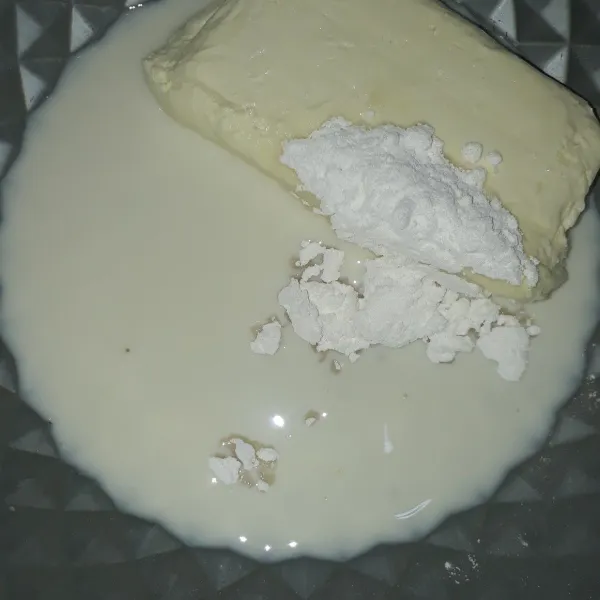 Buat isian vla; dalam wadah campur cream cheese, gula halus dan susu cair. Mixer sampai lembut.