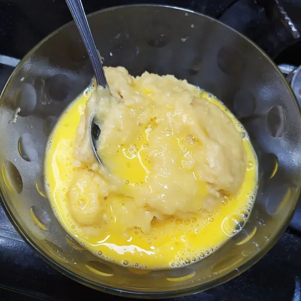 biarkan suhunya turun 5-7 menit lalu masukkan telur aduk cepat sampai adonan rata.