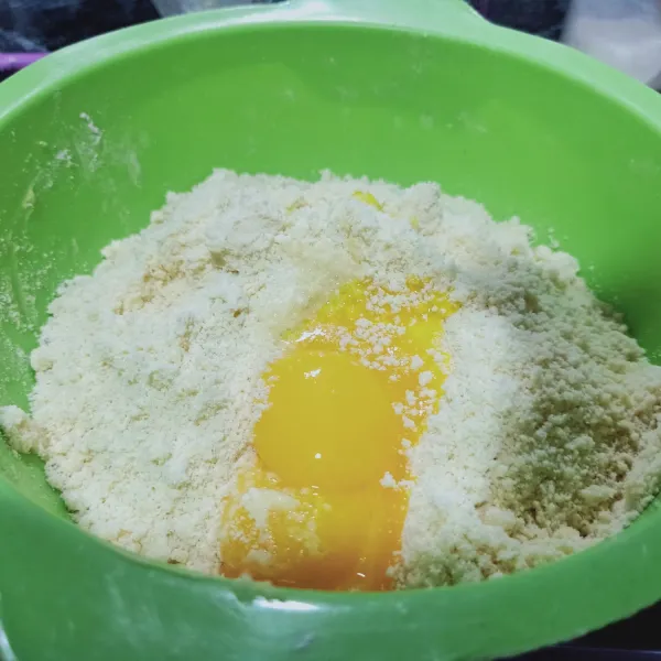 Tambahkan kuning telur dan aduk hingga rata.