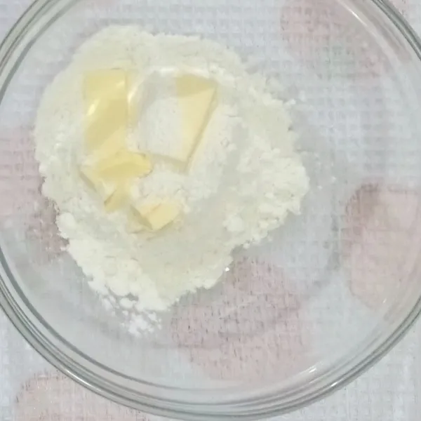 Campur menggunakan tangan tepung terigu dan mentega dingin hingga crumbly.