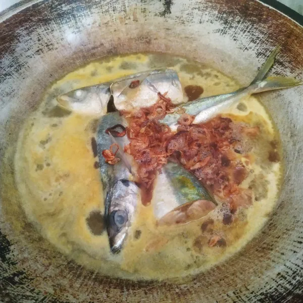 Masukkan bawang merah beserta minyaknya ke dalam wajan. Bumbu dengan garam dan kaldu bubuk, koreksi rasa.