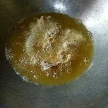 Goreng ayam dengan minyak panas. Lakukan penggorengan dengan metode double batch. Ayam digoreng hingga 3/4 matang kemudian diangkat, tunggu hingga minyak kembali panas lalu masukkan kembali ayam. Goreng hingga matang.