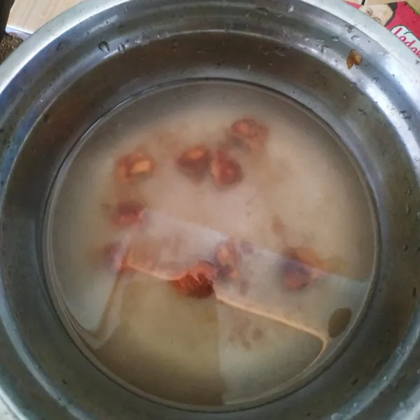 Larutkan asam jawa dengan 500 ml air.