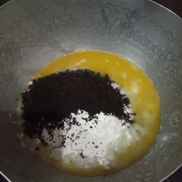 Masukkan tepung terigu dan oreo yang sudah dihaluskan, nyalakan kompor lagi aduk sampai merata.