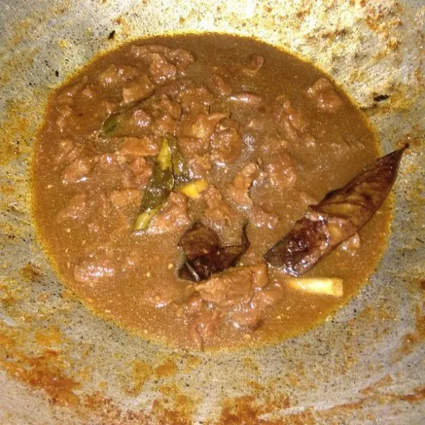 Tambahkan garam, gula, kaldu bubuk, dan kecap manis. Koreksi rasa