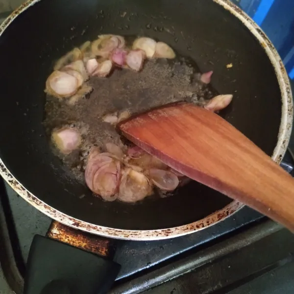 Sambil menunggu mendidih, tumis bawang merah sampai matang.
