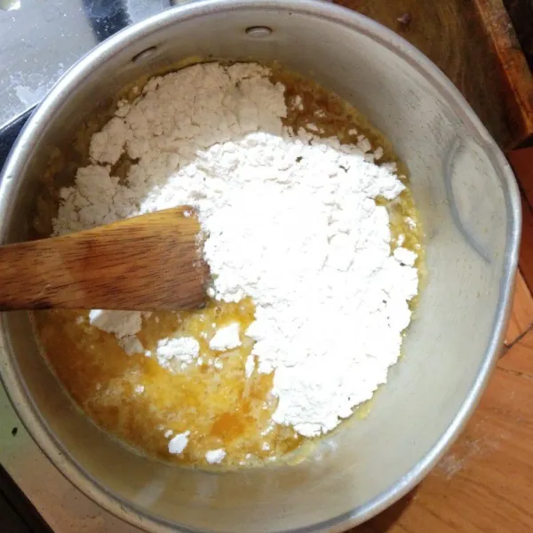 Setelah butter mencair dan mendidih masukkan tepung terigu aduk hingga kalis dengan api kecil setelah kalis matikan api tunggu hingga dingin.