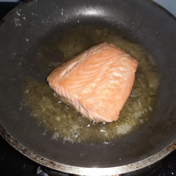 karena saya pakai salmon frozen. saya panggang dulu salmonnya di teflon dengan bantuan margarin hingga setengah matang. kalau pakai salmon fresh step ini bisa di skip.
