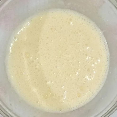 Panaskan susu cair dan krim lalu masukkan sedikit demi sedikit kedalam campuran kuning telur sambil terus diaduk.