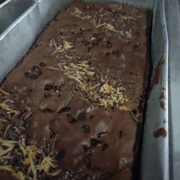 Tunggu dingin baru keluarkan dari cetakan, brownies siap disajikan