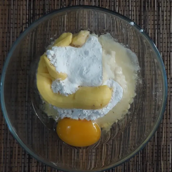 Campur tepung terigu, telur, mentega dan air es.