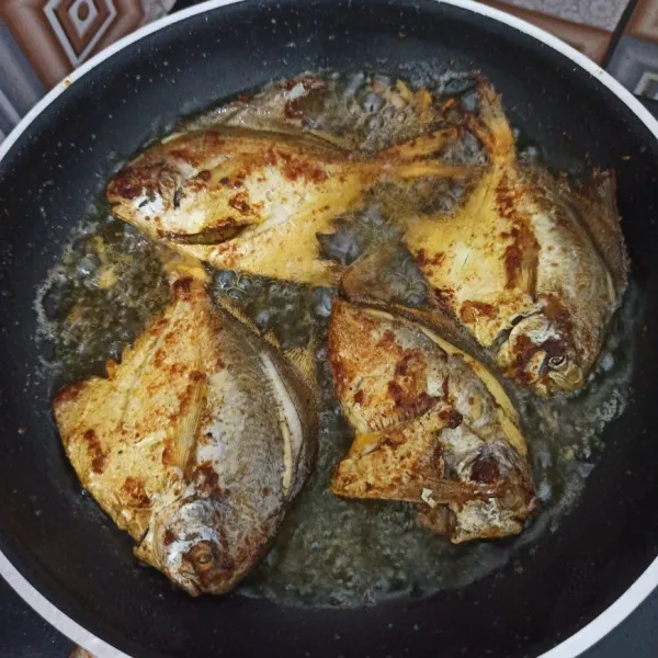 Panaskan minyak dan goreng ikan hingga matang