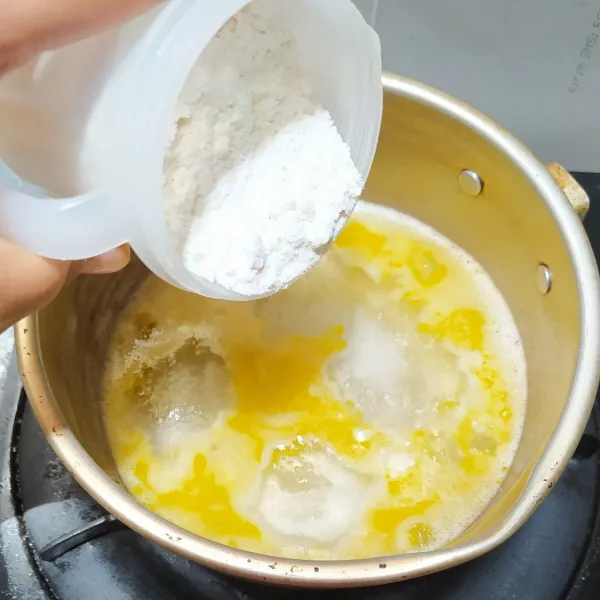 dalam panci masak air dengan gula, vanili dan margarin sampai mendidih, lalu masukkan tepung.