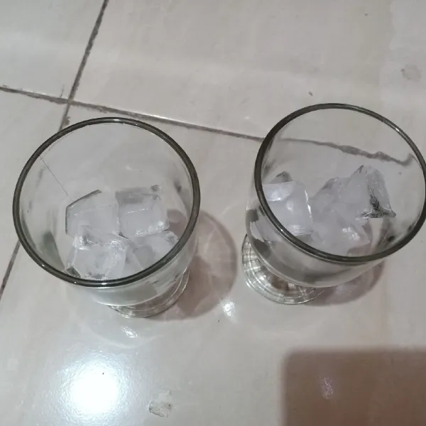 Masukkan es batu (secukupnya) ke dalam gelas.