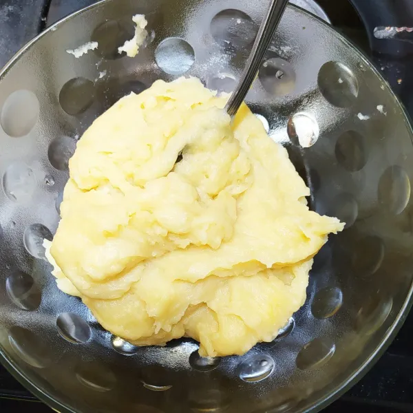 pindahkan adonan pada mangkuk tunggu sampai agak dingin lalu masukkan telur,aduk rata.