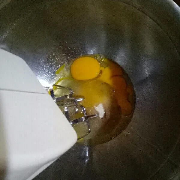 Kocok telur dan gula hingga menggembang dan kental berjejak. Mulai dengan speed rendah hingga gula sebagian larut kemudian naikkan ke speed tertinggi.